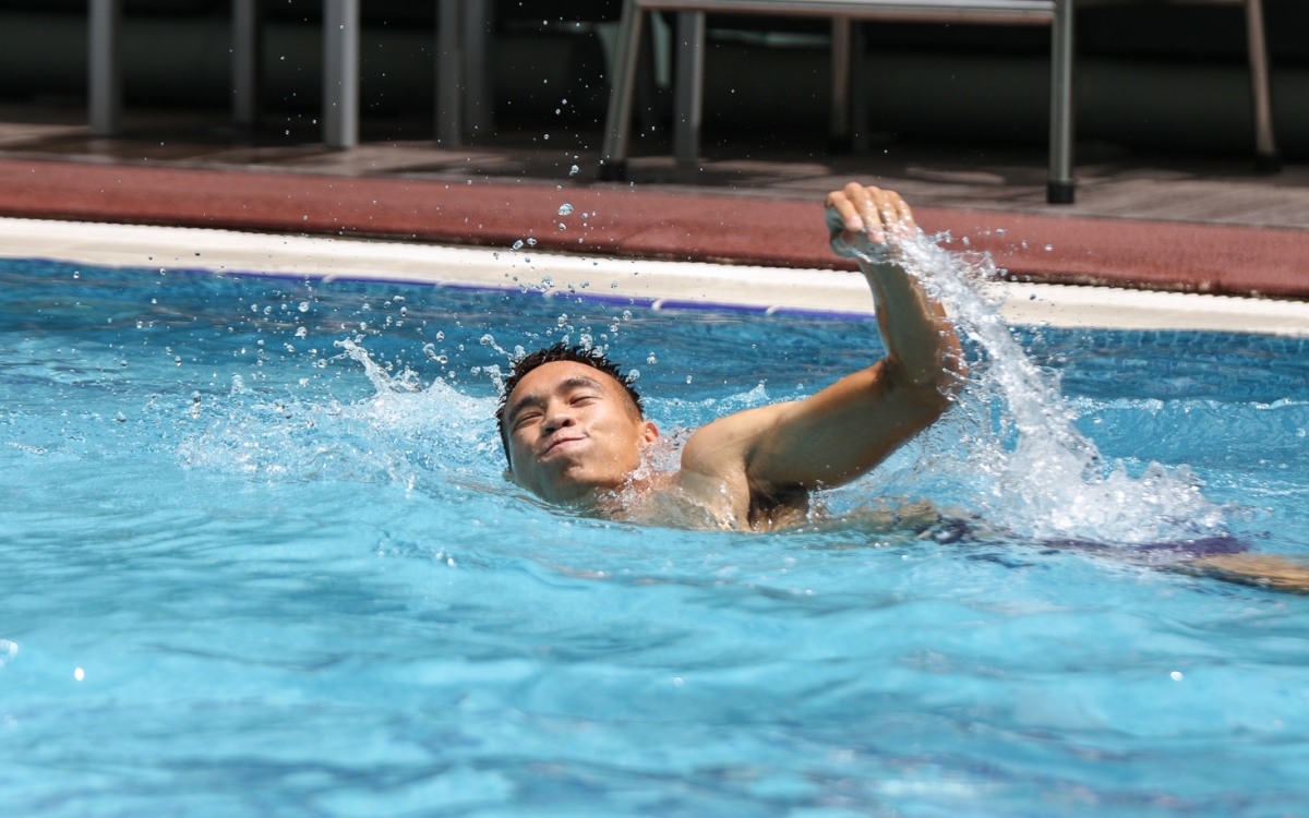 Cầu thủ U23 Việt Nam khoe cơ bụng 6 múi ở bể bơi sau trận gặp U23 Jordan- Ảnh 7.