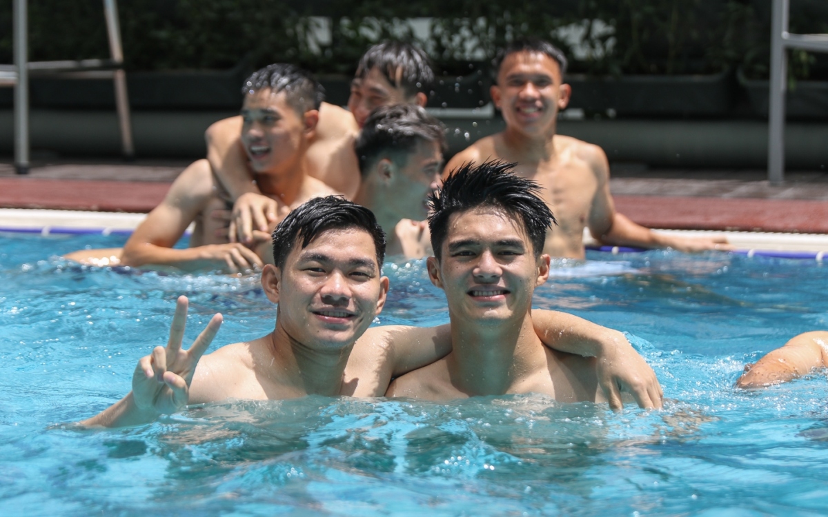 Cầu thủ U23 Việt Nam khoe cơ bụng 6 múi ở bể bơi sau trận gặp U23 Jordan- Ảnh 1.