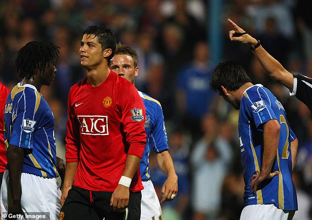 Ronaldo xuất sắc nhưng cũng hay đánh mất chính mình: Đẩy trọng tài, đánh đối thủ... đều đủ cả!- Ảnh 2.