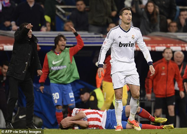 Ronaldo xuất sắc nhưng cũng hay đánh mất chính mình: Đẩy trọng tài, đánh đối thủ... đều đủ cả!- Ảnh 4.