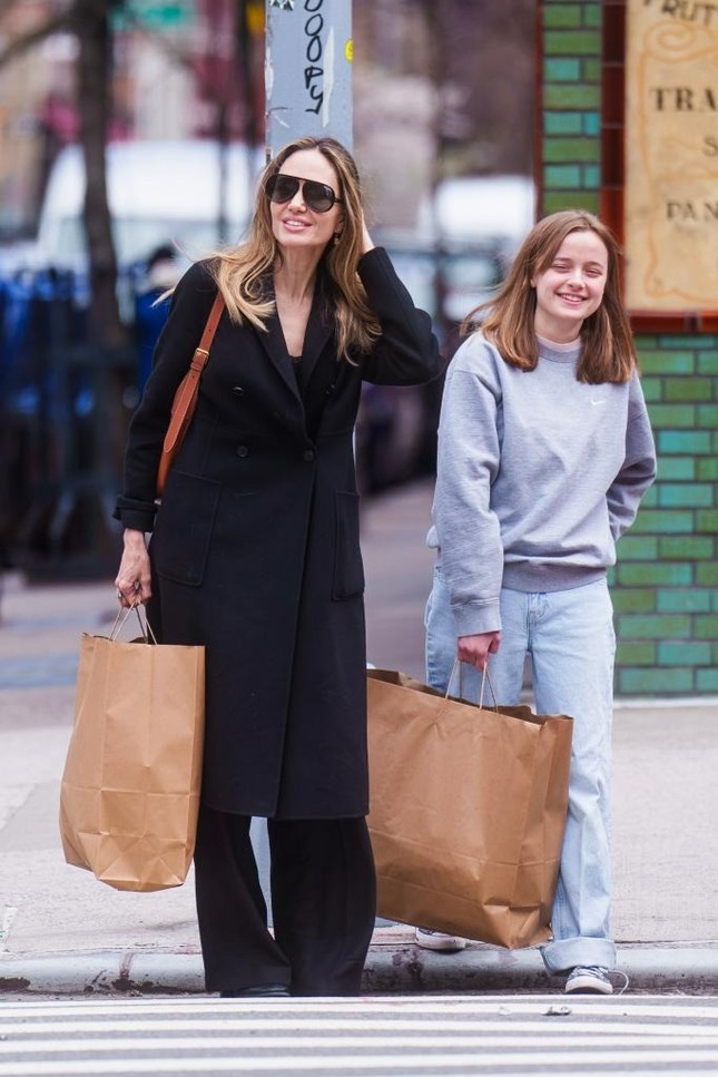 Con gái út của Angelina Jolie mặc đồ công nhân- Ảnh 7.