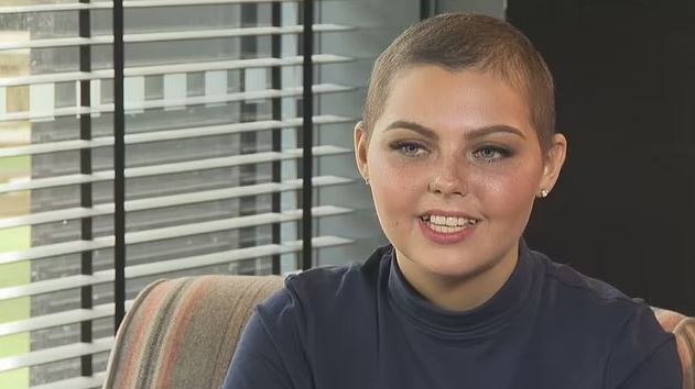 Cô gái mắc ung thư ở tuổi 15: 'Kỹ thuật viên đã khóc khi chụp X quang cho tôi'- Ảnh 1.