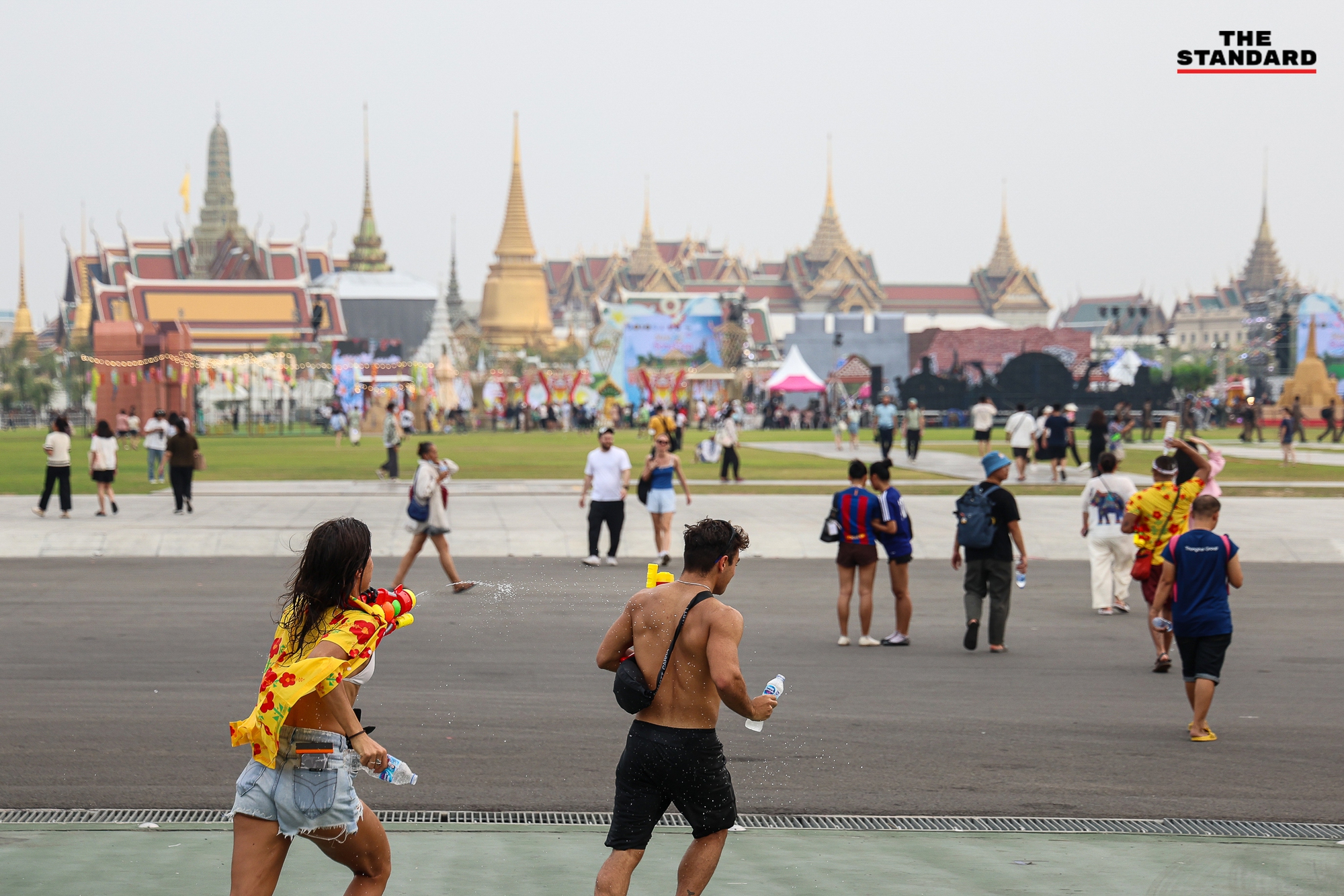 Lễ hội Songkran 2024: Dòng người ùn ùn đổ ra đường, Thái Lan chính thức khởi động 