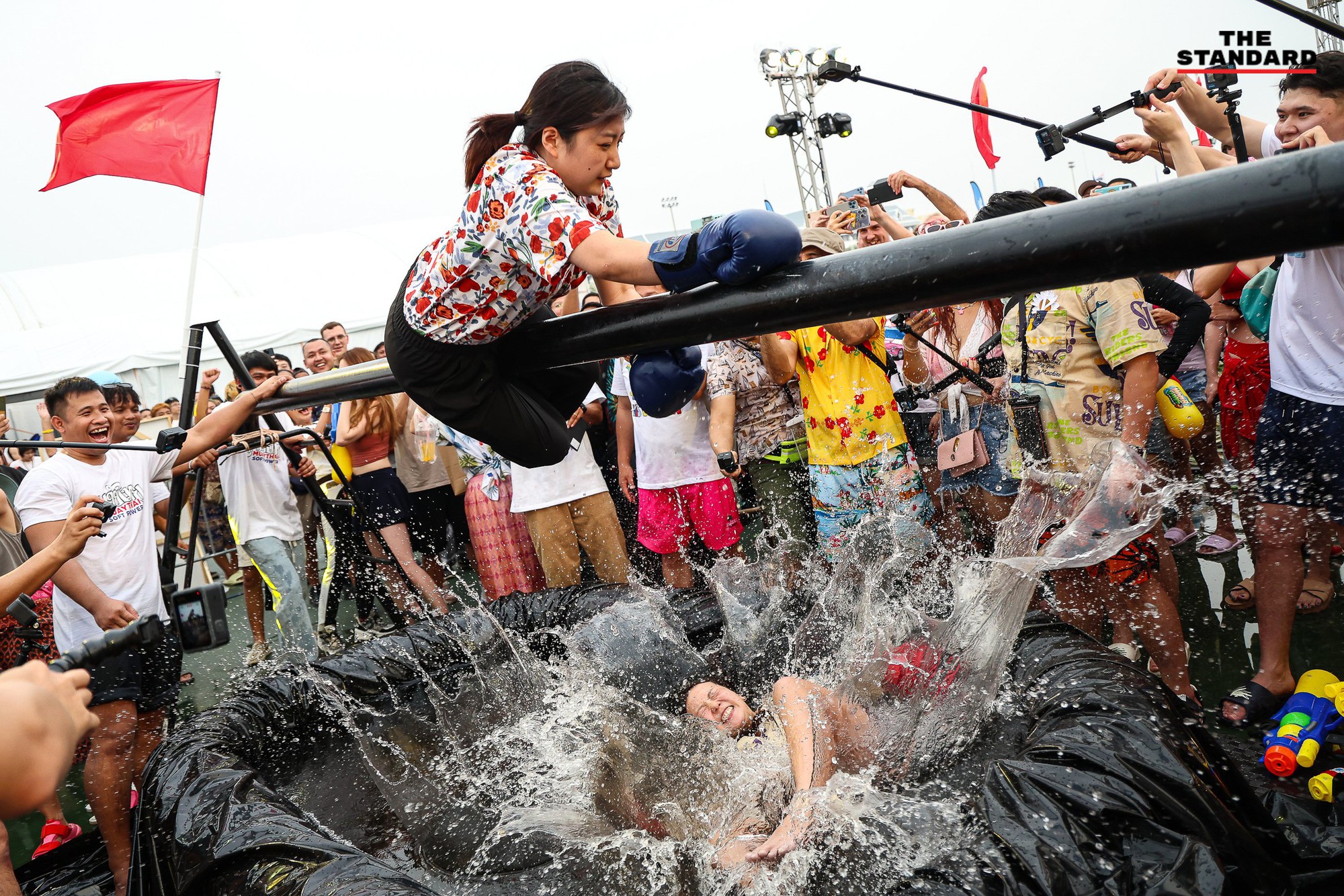 Lễ hội Songkran 2024: Dòng người ùn ùn đổ ra đường, Thái Lan chính thức khởi động 