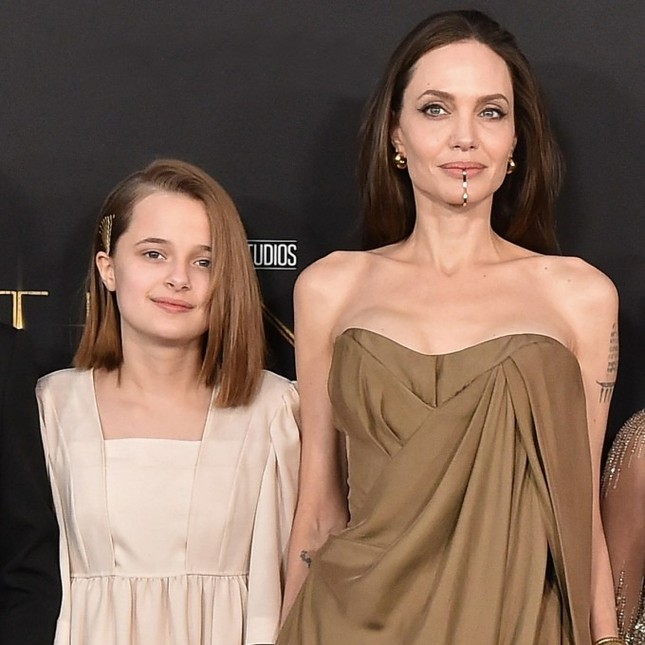 Con gái út của Angelina Jolie mặc đồ công nhân- Ảnh 9.