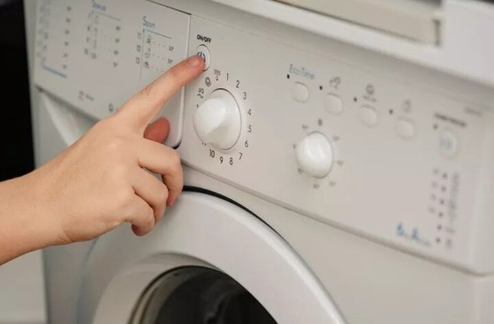 Máy giặt có một nút đặc biệt giúp tiết kiệm nước và thời gian- Ảnh 1.