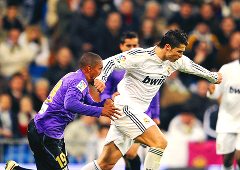 Ronaldo xuất sắc nhưng cũng hay đánh mất chính mình: Đẩy trọng tài, đánh đối thủ... đều đủ cả!- Ảnh 3.