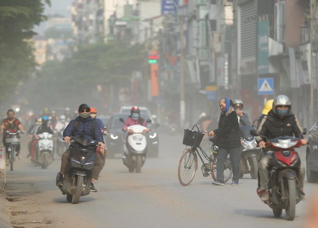 Ô nhiễm không khí vượt ngưỡng, Hà Nội sẽ phun nước rửa đường trở lại- Ảnh 1.