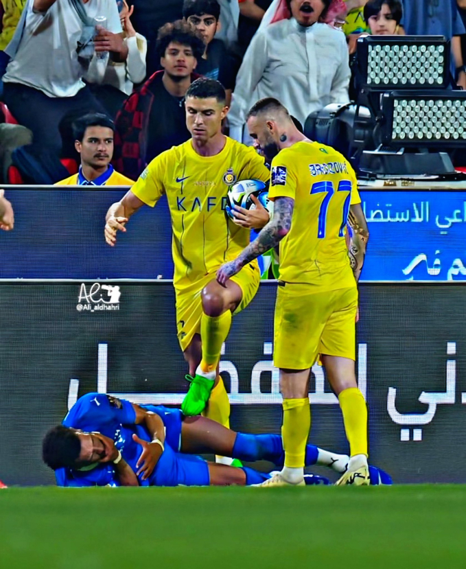 Sang tận Al Nassr chơi bóng, Ronaldo vẫn không thoát khỏi 