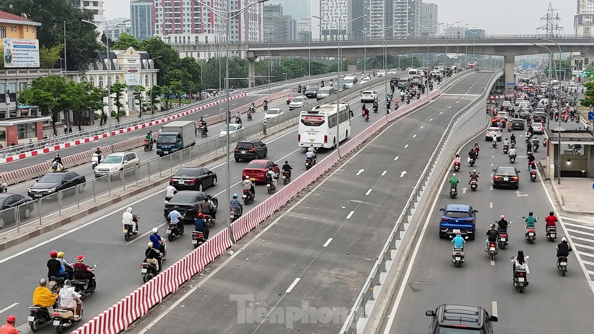 Cầu vượt thép Mai Dịch thi công xong nhưng chưa thông xe, người dân vẫn chật vật di chuyển qua nút ‘thắt cổ chai’- Ảnh 1.