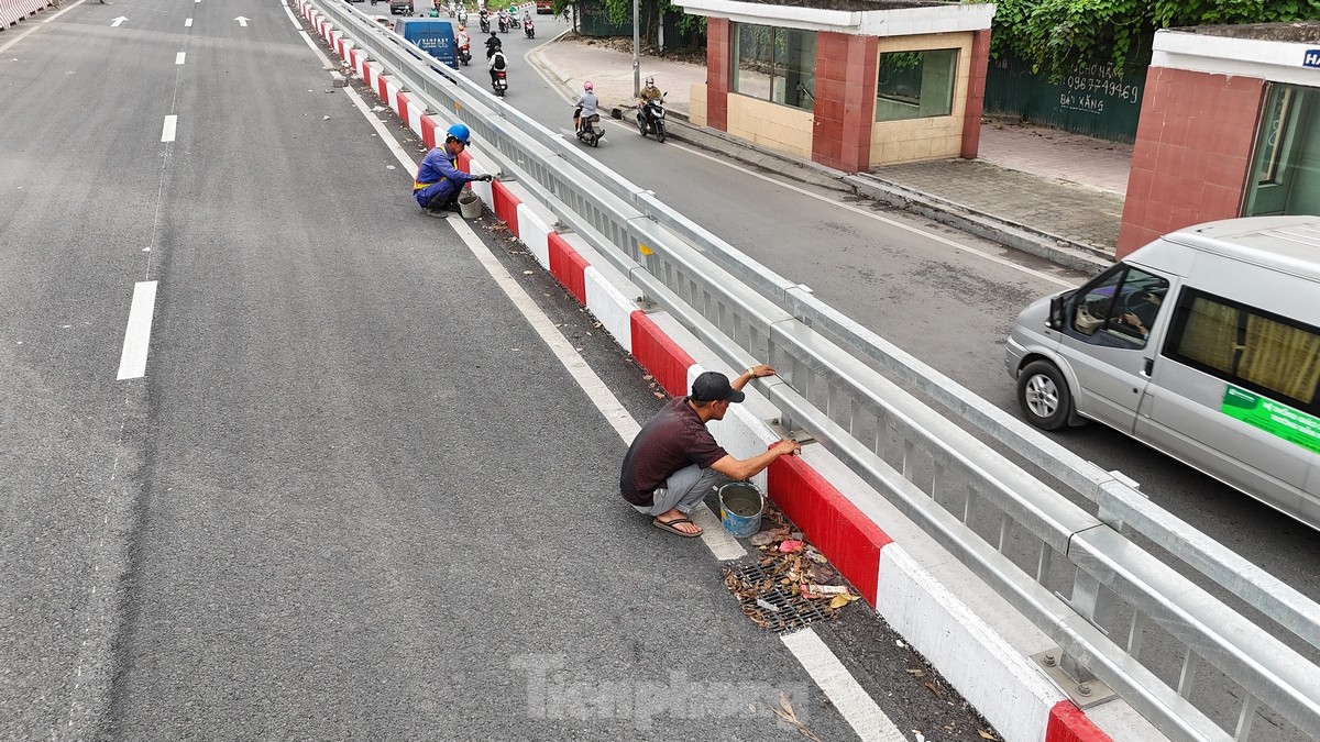 Cầu vượt thép Mai Dịch thi công xong nhưng chưa thông xe, người dân vẫn chật vật di chuyển qua nút ‘thắt cổ chai’- Ảnh 4.