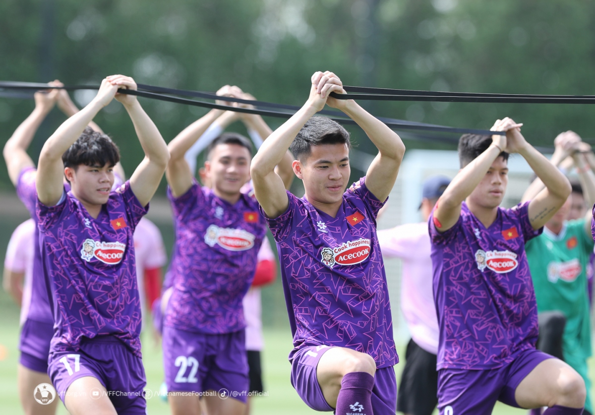 U23 Việt Nam ''rèn quân'' dưới trời nắng gắt, quyết chiến thắng ở VCK U23 châu Á 2024- Ảnh 1.