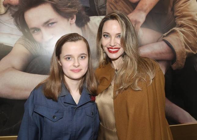 Con gái út của Angelina Jolie mặc đồ công nhân- Ảnh 1.