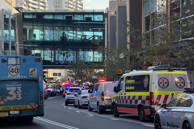 Đâm dao chết người tại trung tâm mua sắm Úc: Hàng trăm người tháo chạy khỏi kẻ tấn công, hiện trường gây ám ảnh- Ảnh 10.
