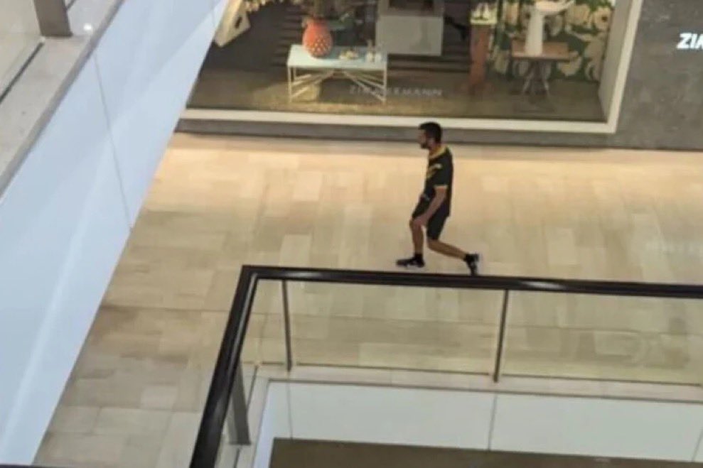 Đâm dao kinh hoàng tại trung tâm mua sắm: Nhiều người thương vong, nghi phạm bị bắn chết tại chỗ- Ảnh 1.