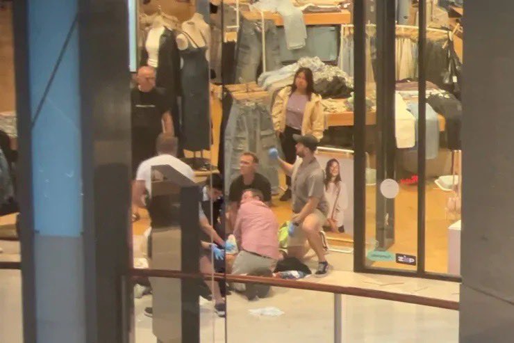 Đâm dao chết người tại trung tâm mua sắm Úc: Hàng trăm người tháo chạy khỏi kẻ tấn công, hiện trường gây ám ảnh- Ảnh 5.