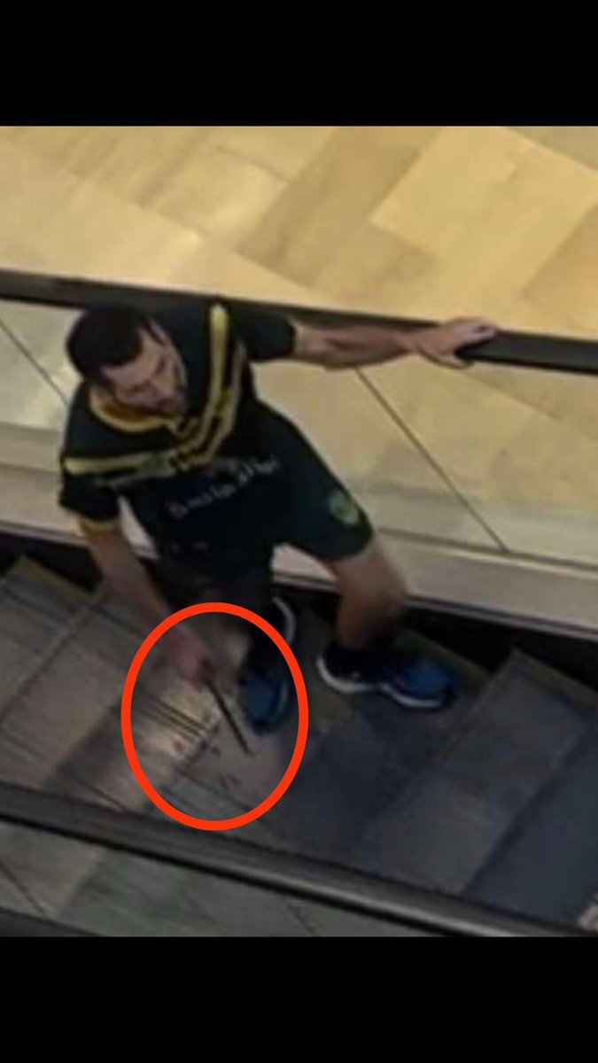 Đâm dao chết người tại trung tâm mua sắm Úc: Hàng trăm người tháo chạy khỏi kẻ tấn công, hiện trường gây ám ảnh- Ảnh 1.