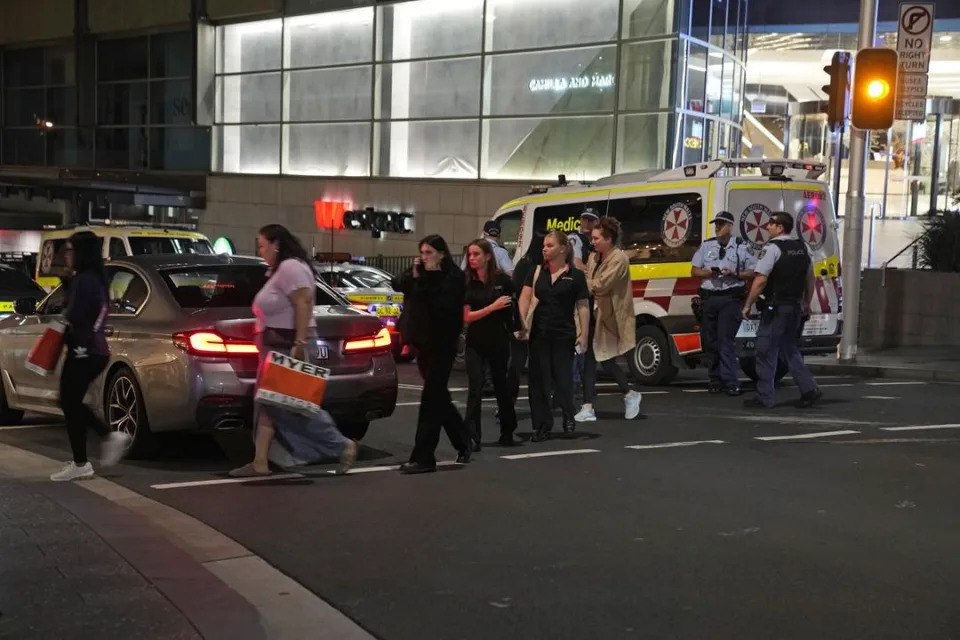 Đâm dao chết người tại trung tâm mua sắm Úc: Hàng trăm người tháo chạy khỏi kẻ tấn công, hiện trường gây ám ảnh- Ảnh 7.
