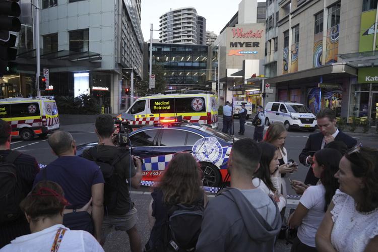 Đâm dao chết người tại trung tâm mua sắm Úc: Hàng trăm người tháo chạy khỏi kẻ tấn công, hiện trường gây ám ảnh- Ảnh 9.