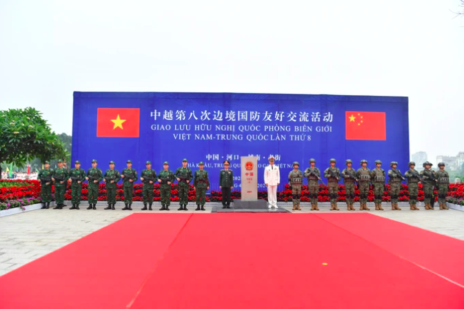Đại tướng Phan Văn Giang tham quan khí tài của lực lượng biên phòng Trung Quốc- Ảnh 2.