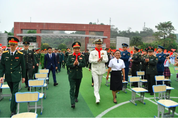 Đại tướng Phan Văn Giang tham quan khí tài của lực lượng biên phòng Trung Quốc- Ảnh 3.