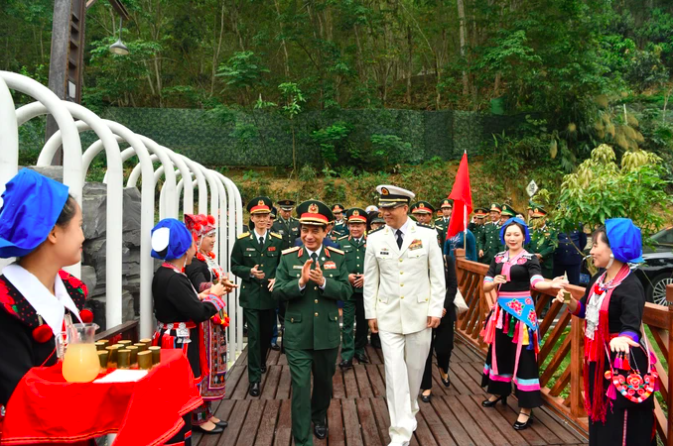 Đại tướng Phan Văn Giang tham quan khí tài của lực lượng biên phòng Trung Quốc- Ảnh 5.