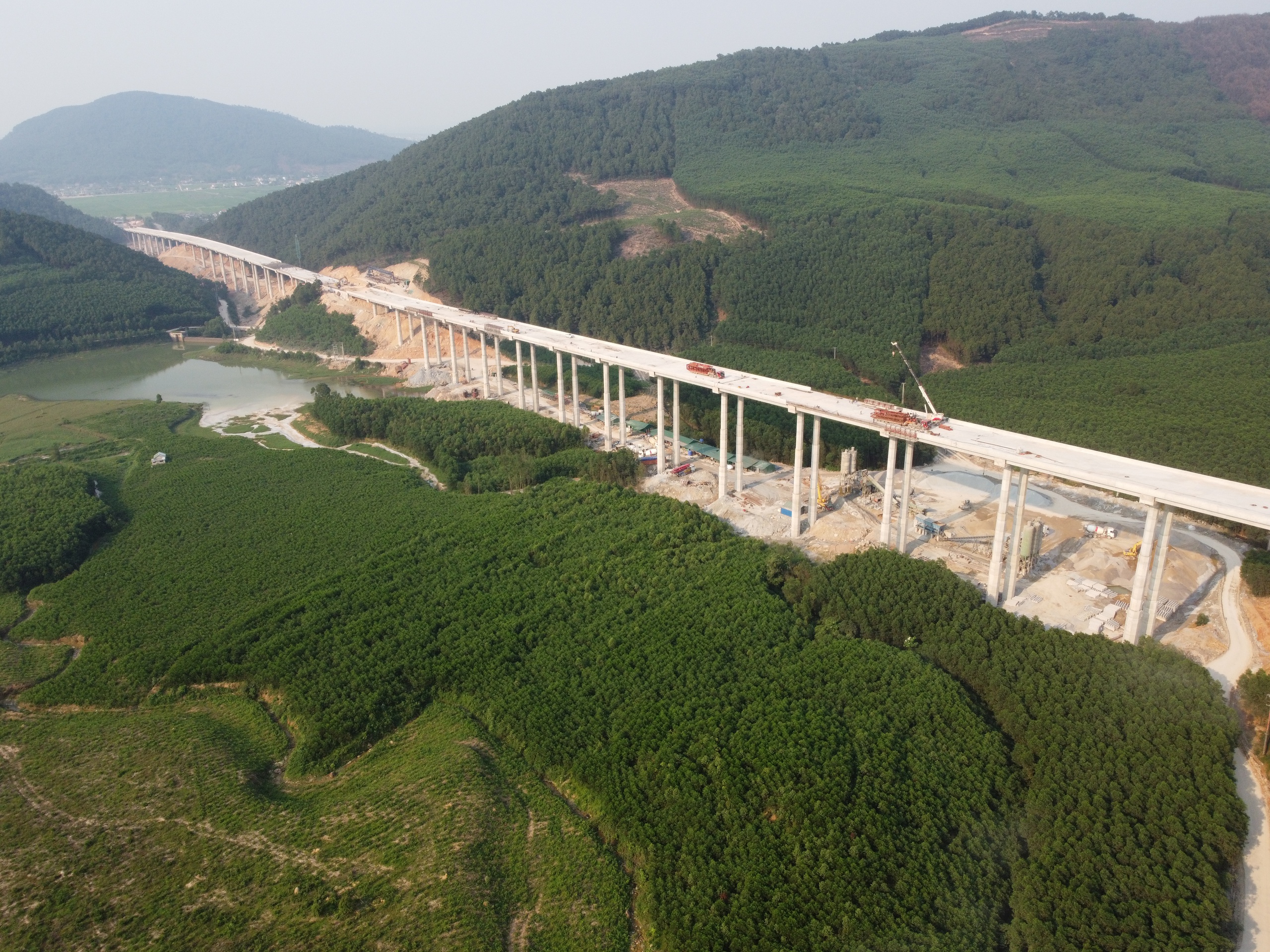 Quang cảnh hùng vĩ trên cao tốc Bắc - Nam hơn 11.000 tỷ đồng với 5 cầu 