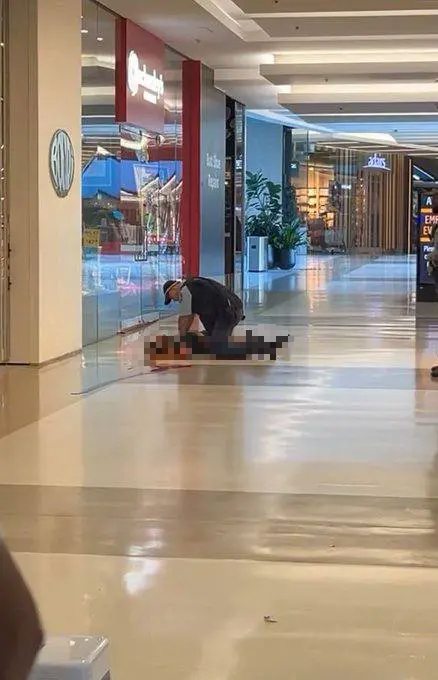 Đâm dao chết người tại trung tâm mua sắm Úc: Hàng trăm người tháo chạy khỏi kẻ tấn công, hiện trường gây ám ảnh- Ảnh 4.