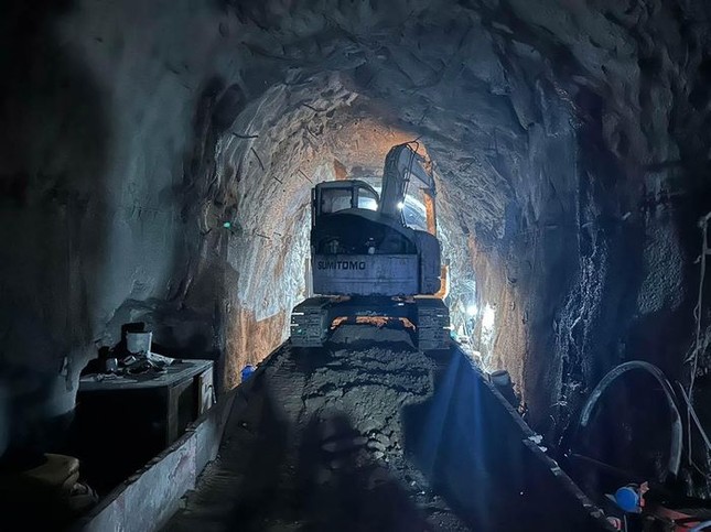 Sập hầm đường tàu hỏa ở Khánh Hòa, huy động ô tô vận chuyển hơn 3.000 người- Ảnh 1.