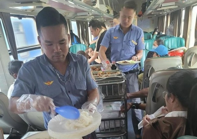 Sập hầm đường tàu hỏa ở Khánh Hòa, huy động ô tô vận chuyển hơn 3.000 người- Ảnh 3.