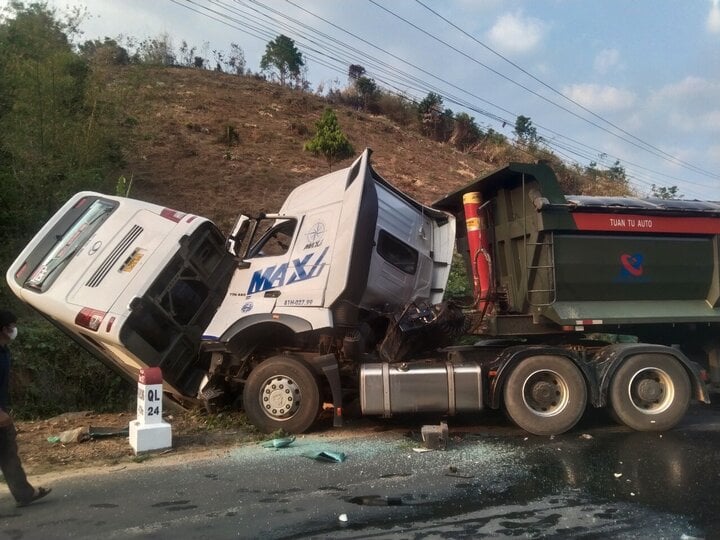 Xe khách đối đầu xe tải, 23 người thương vong ở Kon Tum- Ảnh 1.