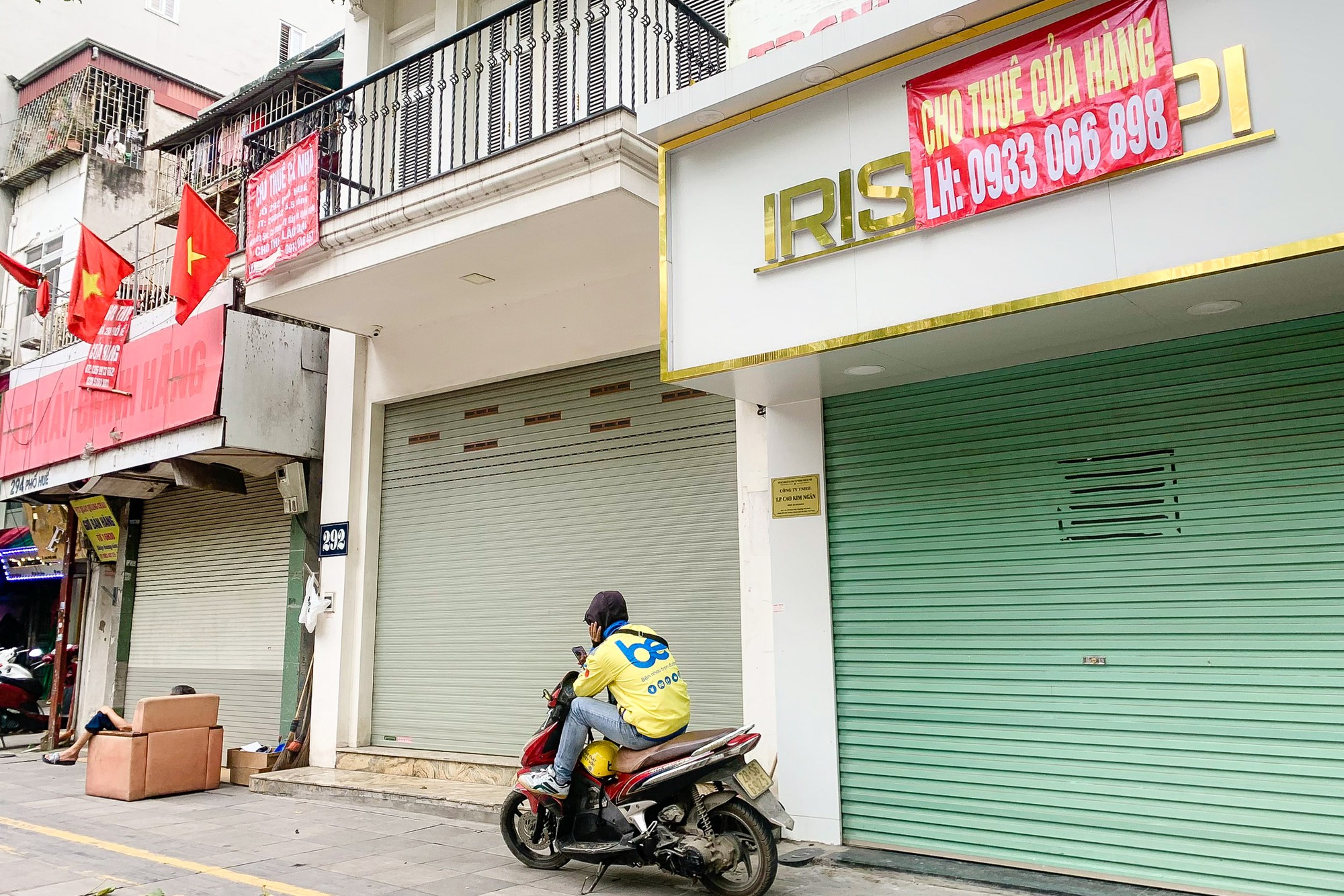 Khung cảnh đìu hiu trên tuyến phố đắt đỏ bậc nhất Hà Nội- Ảnh 8.