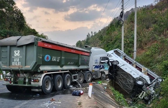 Vụ xe khách va chạm ô tô tải, 25 người thương vong: Vợ chồng bác sỹ cứu người trên đường đi công tác- Ảnh 1.