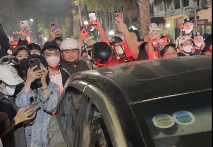 Công an làm việc với 3 người trong clip đánh ghen gây náo loạn phố phường Hà Nội- Ảnh 2.