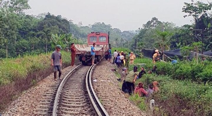 Đi xe đạp điện băng qua đường sắt, hai bé gái ở Lào Cai chết thương tâm- Ảnh 1.