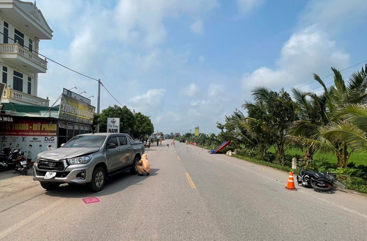 Va chạm với ôtô, 2 nữ sinh viên đi xe máy tử vong- Ảnh 1.