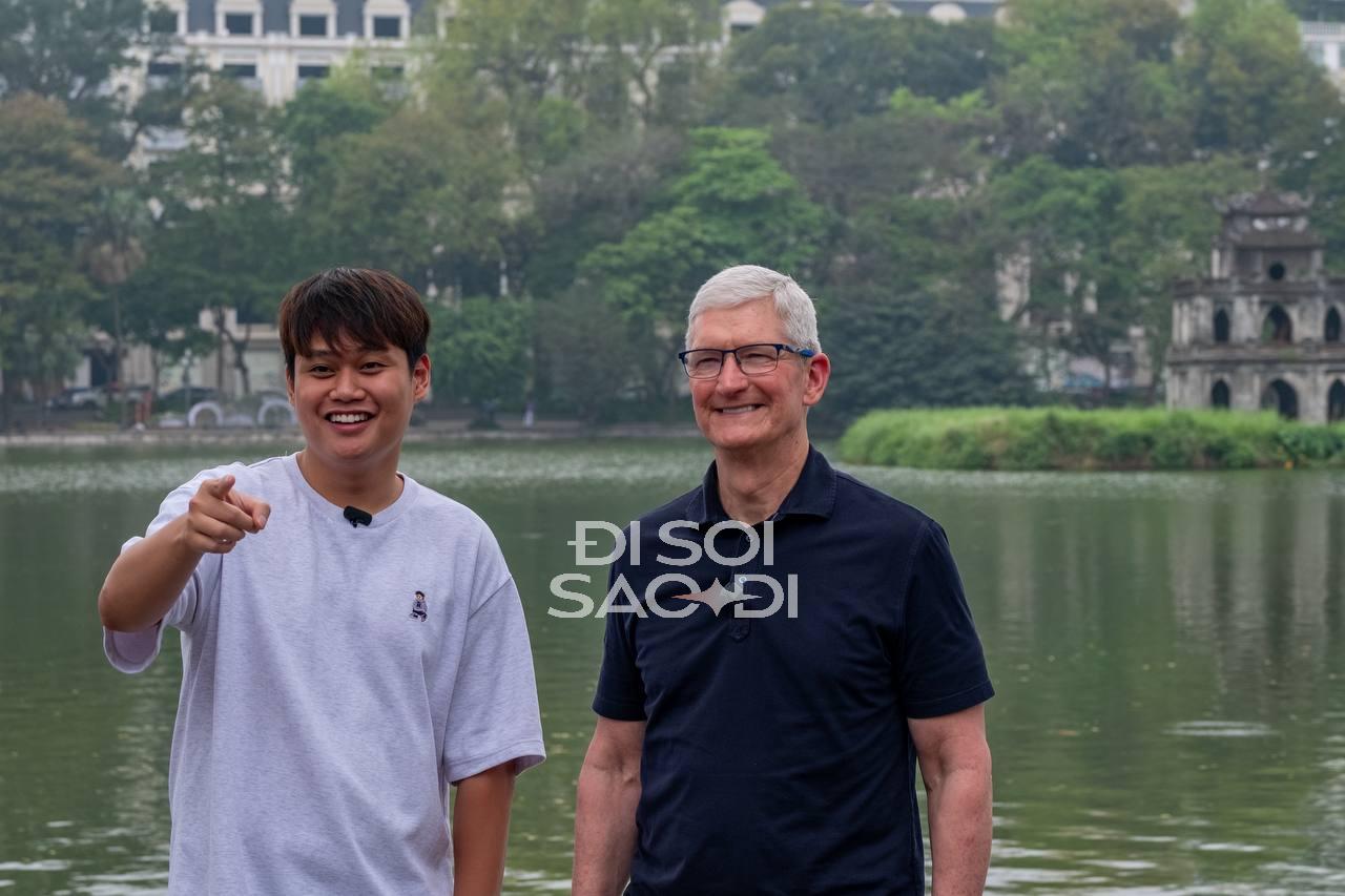Chùm ảnh, clip nét căng: CEO Apple Tim Cook đi dạo Hồ Gươm, cười tươi rói và trò chuyện cực thân thiết với Duy Thẩm- Ảnh 1.