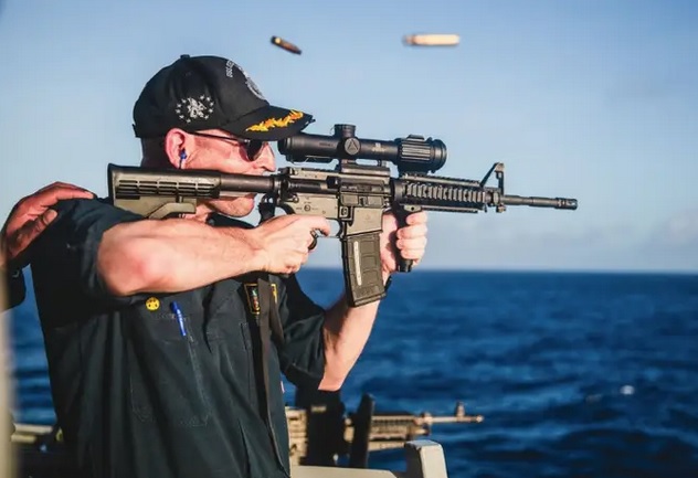 Dư luận chỉ trích bức ảnh mà Hải quân Mỹ đăng trên Instagram- Ảnh 1.