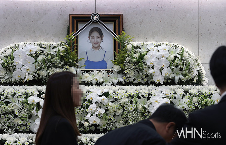 Lễ tang nữ ca sĩ Park Bo Ram: Nụ cười rạng rỡ tuổi 30 trên di ảnh khiến khán giả xót xa- Ảnh 4.