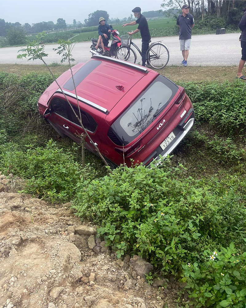 Ảnh TNGT: Mất lái KIA Sonet lao thẳng xuống mương- Ảnh 2.