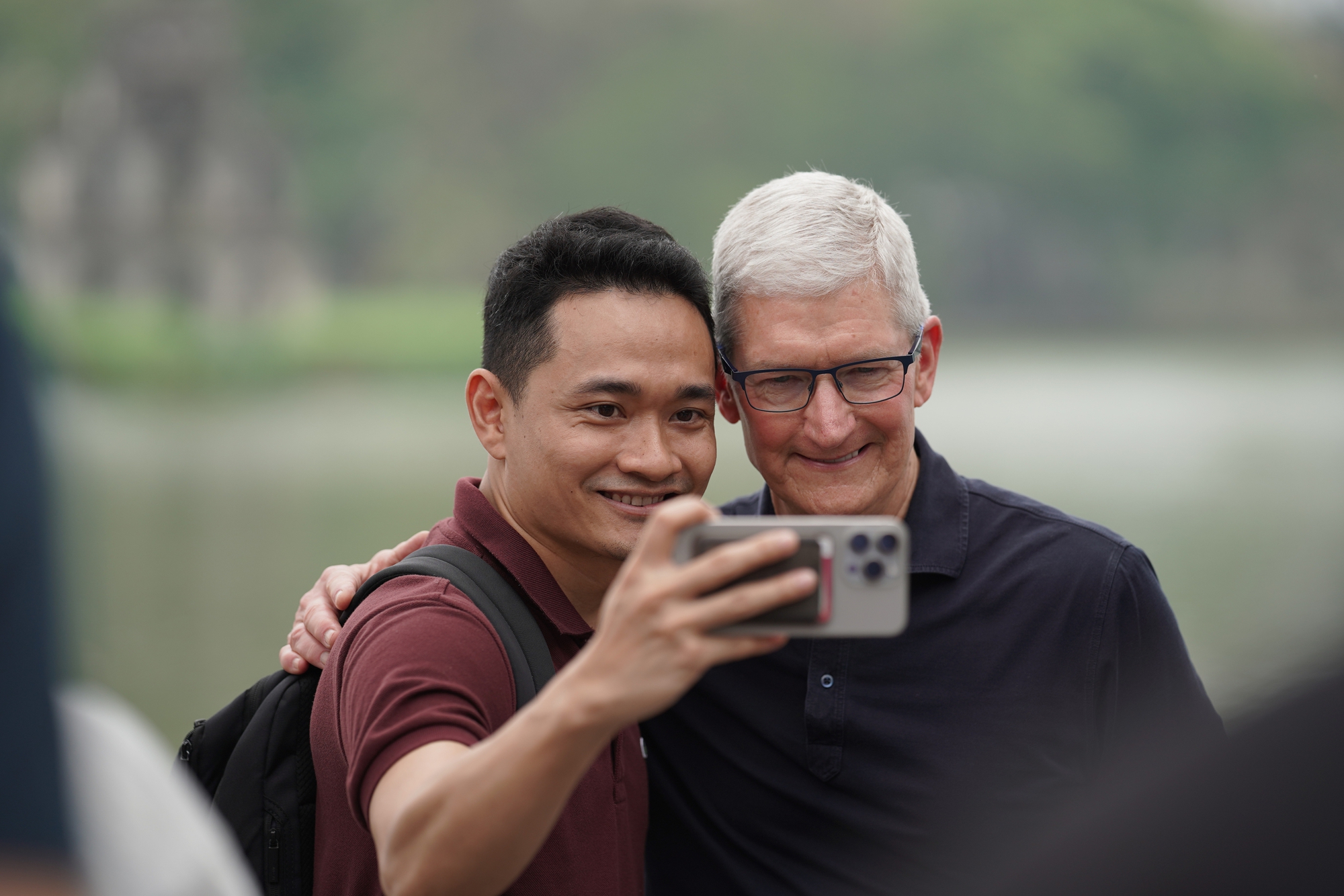 Tim Cook có mặt tại Hồ Hoàn Kiếm, giao lưu cùng Duy Thẩm và báo chí- Ảnh 4.