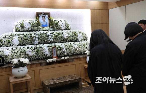 Lễ tang nữ ca sĩ Park Bo Ram: Nụ cười rạng rỡ tuổi 30 trên di ảnh khiến khán giả xót xa- Ảnh 6.