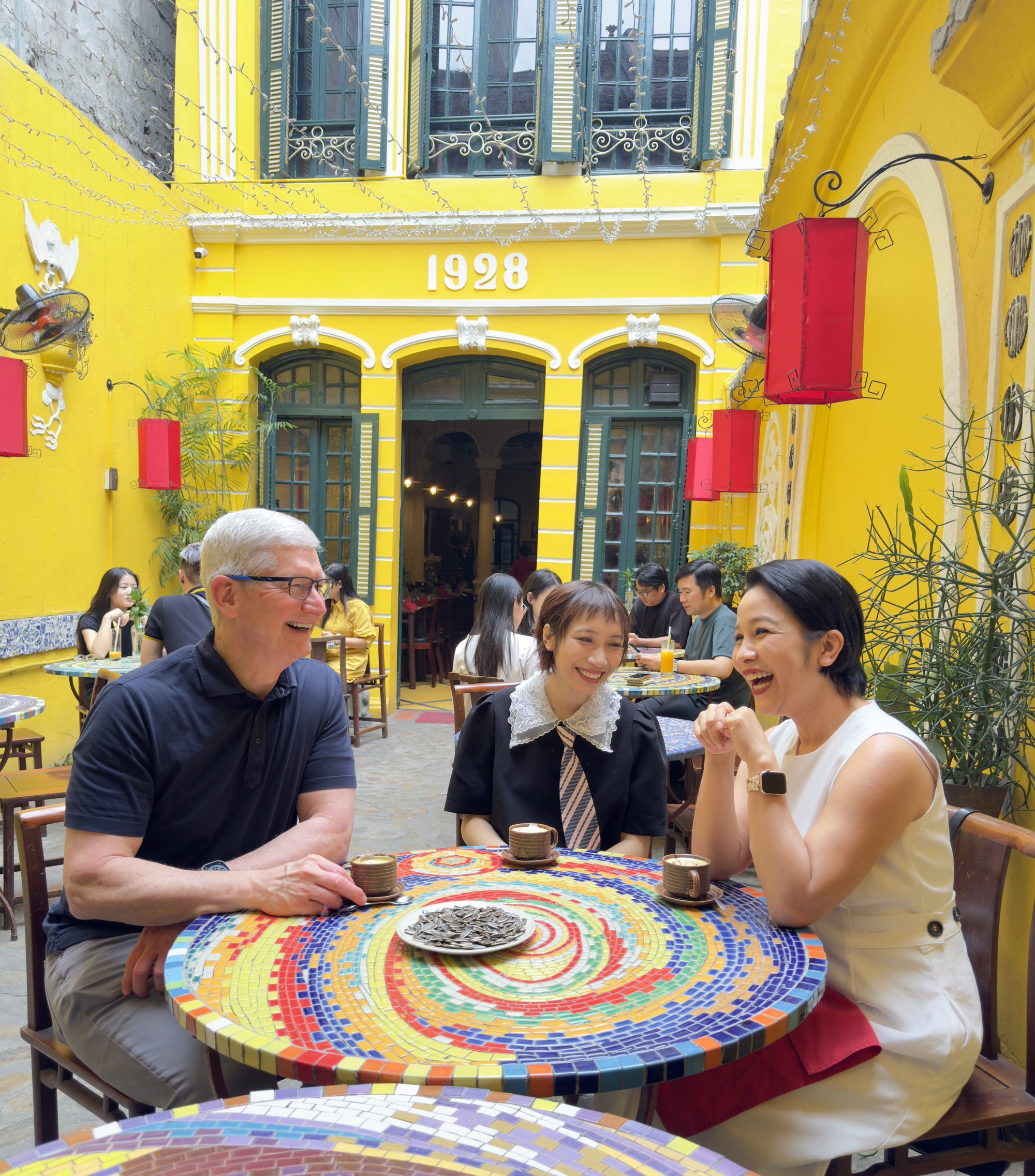 CEO Tim Cook uống cafe trứng và ăn hạt hướng dương cùng Mỹ Linh - Mỹ Anh ở Hà Nội- Ảnh 6.