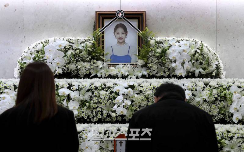 Lễ tang nữ ca sĩ Park Bo Ram: Nụ cười rạng rỡ tuổi 30 trên di ảnh khiến khán giả xót xa- Ảnh 3.