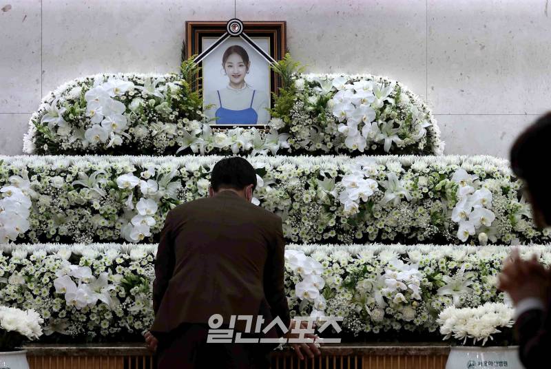 Lễ tang nữ ca sĩ Park Bo Ram: Nụ cười rạng rỡ tuổi 30 trên di ảnh khiến khán giả xót xa- Ảnh 5.