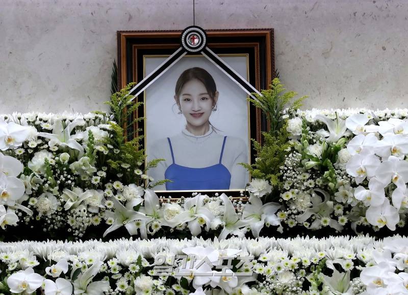 Lễ tang nữ ca sĩ Park Bo Ram: Nụ cười rạng rỡ tuổi 30 trên di ảnh khiến khán giả xót xa- Ảnh 1.