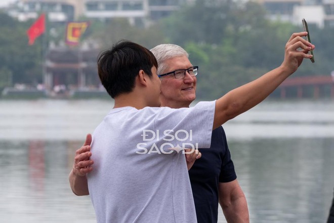 Chùm ảnh, clip nét căng: CEO Apple Tim Cook đi dạo Hồ Gươm, cười tươi rói và trò chuyện cực thân thiết với Duy Thẩm- Ảnh 5.