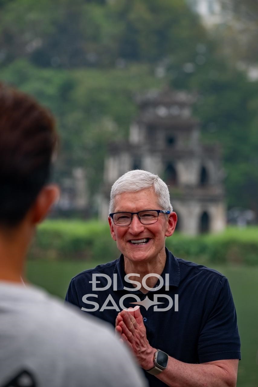 Chùm ảnh, clip nét căng: CEO Apple Tim Cook đi dạo Hồ Gươm, cười tươi rói và trò chuyện cực thân thiết với Duy Thẩm- Ảnh 2.