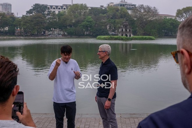 Chùm ảnh, clip nét căng: CEO Apple Tim Cook đi dạo Hồ Gươm, cười tươi rói và trò chuyện cực thân thiết với Duy Thẩm- Ảnh 3.