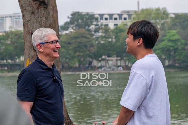 Chùm ảnh, clip nét căng: CEO Apple Tim Cook đi dạo Hồ Gươm, cười tươi rói và trò chuyện cực thân thiết với Duy Thẩm- Ảnh 6.